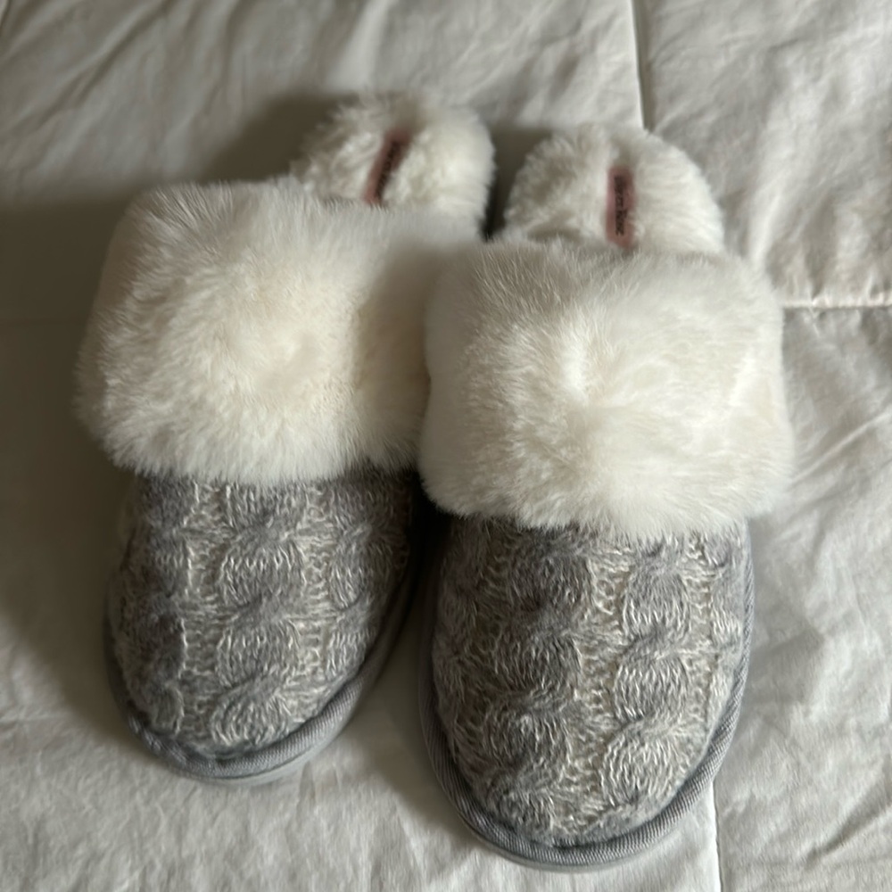 NWT La Vie en Rose slippers, size medium.